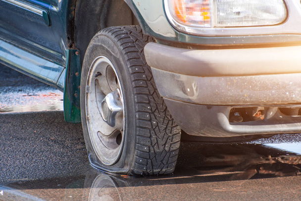 Reifenplatzer an einem Geländewagen - Foto, Bild