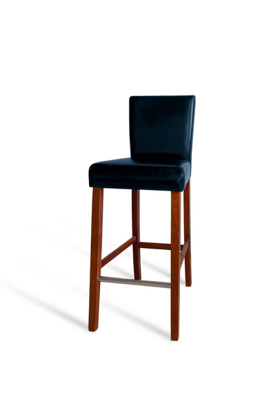 Vysoká dřevěná noha bar židle s námořně modré kožené polštáře izolované na bílém pozadí pro design interiéru - Fotografie, Obrázek
