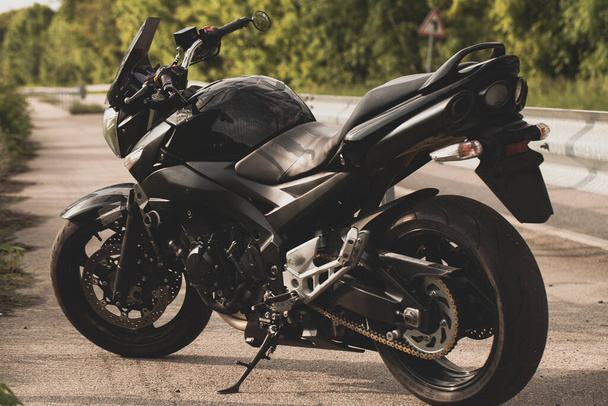 motocicleta preta close-up na rua
. - Foto, Imagem
