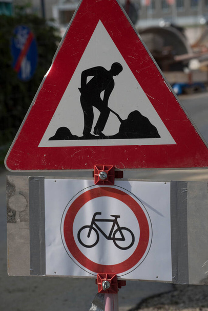 παρεμπόδιση της κυκλοφορίας στο ποδηλατοδρόμιο, στις κατασκευαστικές εργασίες και στα ποδήλατα απαγορευμένη πινακίδα - Φωτογραφία, εικόνα