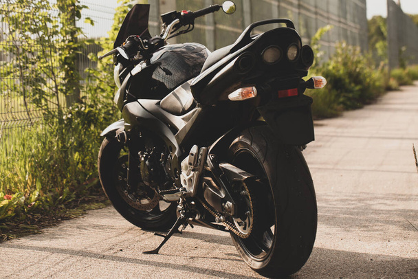 motocicleta preta close-up na rua
. - Foto, Imagem