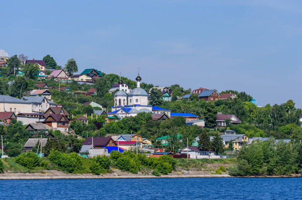 the village on the picturesque green banks of the river Volga near Kazan city, Tatarstan, Russia - Foto, Imagen