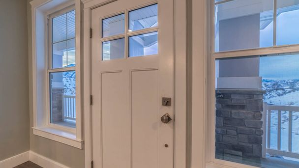 Panorama Puerta delantera de madera blanca con ventanas interiores
 - Foto, Imagen