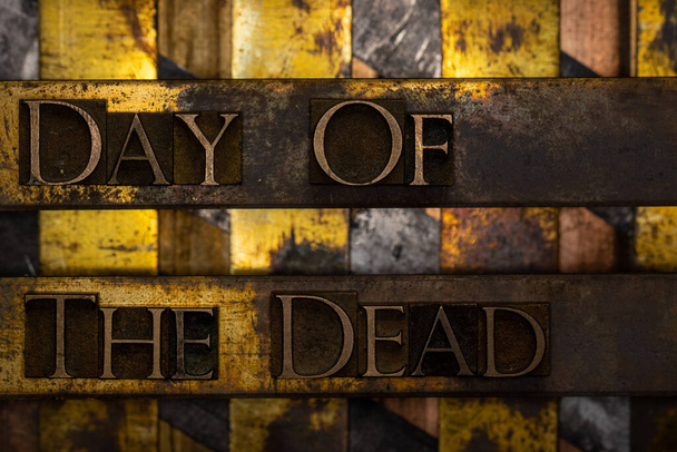 The Day Of The Dead 'in orijinal yazı dizisi, gümüş rengi grunge bakır ve altın arkaplan üzerine. - Fotoğraf, Görsel