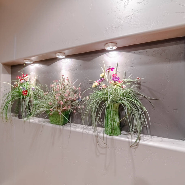 Kare Çiçek düzenleme kapalı bir oyuk iç - Fotoğraf, Görsel
