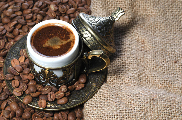 Turecka kawa i ziarna kawy w filiżance na worku - Zdjęcie, obraz