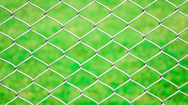 rede de metal gaiola frente do gramado
 - Foto, Imagem