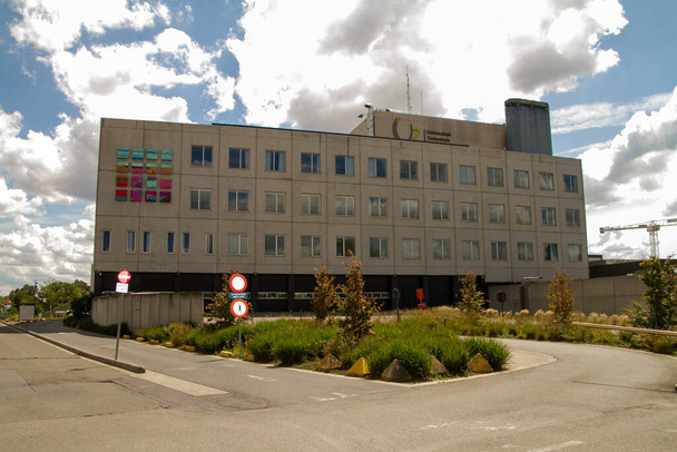 Fachada da UZ, o Hospital Universitário de Bruxelas. UZ Brussel é um hospital acadêmico com quase 4.000 funcionários. Com 721 leitos hospitalares, o UZ Brussel responde por mais de 30.000 internações por ano, quase tantas admissões diárias, 360.000 contras
 - Foto, Imagem
