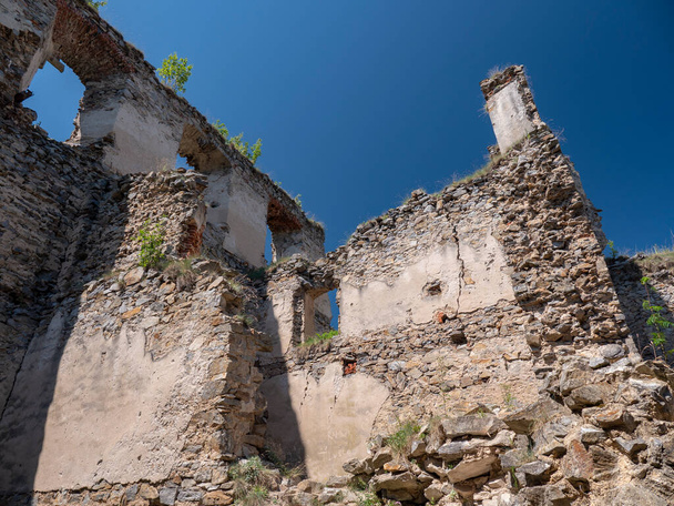 Ruinas del Castillo de piedra de doncella (Divci Hrad) cerca de Cesky Krumlov, República Checa (verano 2019)
) - Foto, imagen