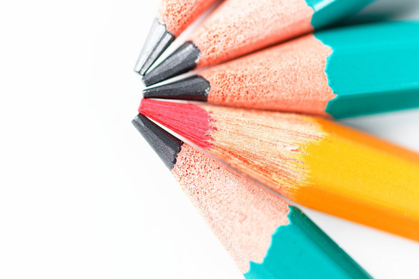 Rotstift unter anderen Bleistiften auf weißem Hintergrund - Foto, Bild
