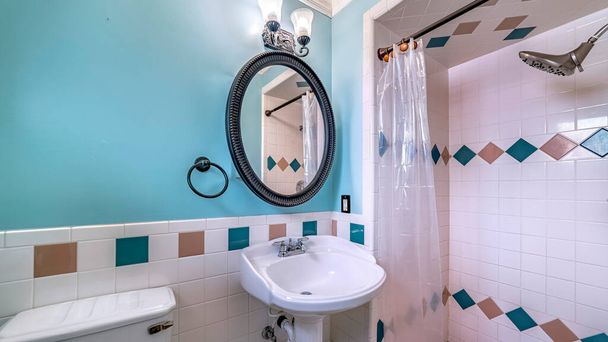 パノラマ無料のスタンディングシンクトイレとバスルーム内のプラスチックカーテン付きシャワーエリア - 写真・画像