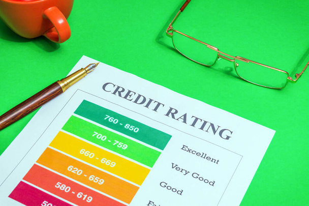Форма кредитного рейтингу на зеленому офісному столі з окулярами та стильною ручкою, бізнес-ідея
 - Фото, зображення