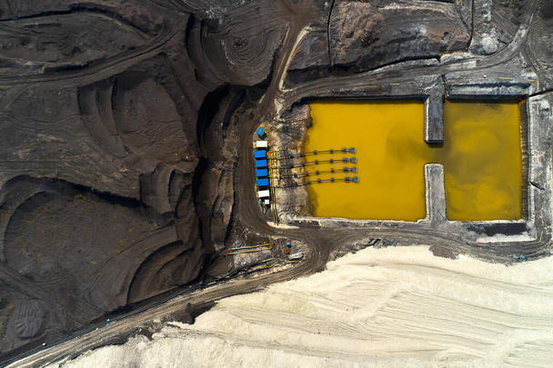 Vue de dessus sur une piscine avec liquide jaune utilisé dans une mine de charbon dans une carrière. Concept d'industrie lourde
.  - Photo, image