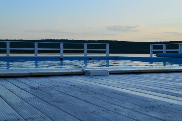 Kék medence napozóágyakkal - Fotó, kép