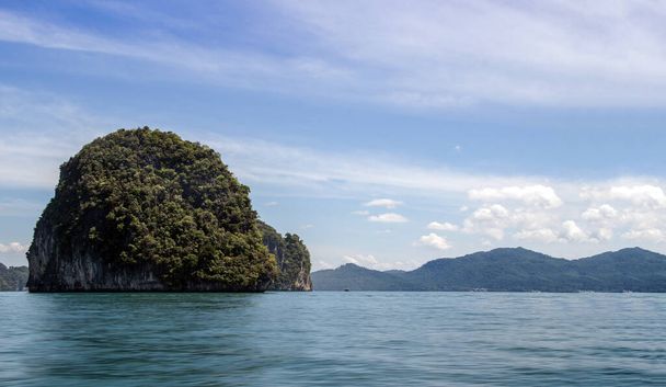 krajina příroda s Phuket ostrov hory a oceán pro pozadí - Fotografie, Obrázek