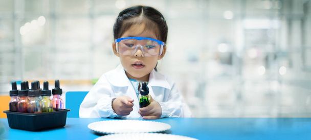 Asyalı kimyager çocuklar renkleri karıştırıp biyoloji teknolojisine gitmek için eğitim becerilerini geliştirmeye çalışıyorlar.  - Fotoğraf, Görsel