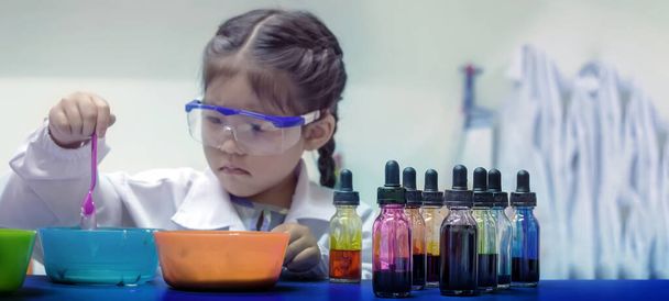 Азиатские химические дети экспериментируют с образованием, чтобы идти в биологию (Фокус на цветной трубке перед детьми) (размер баннера
) - Фото, изображение