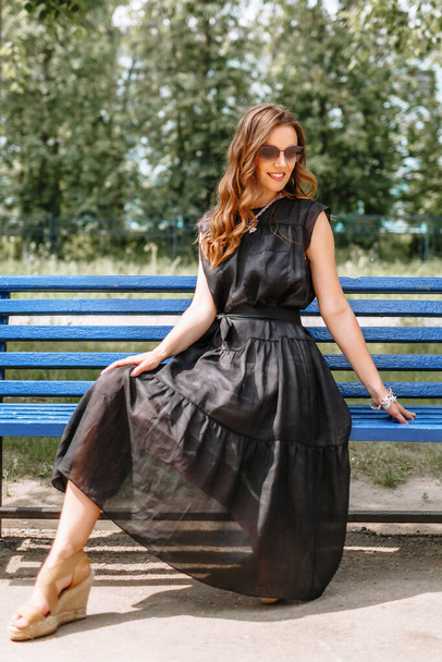 Demonstration of an elegant black dress on the street - Foto, imagen