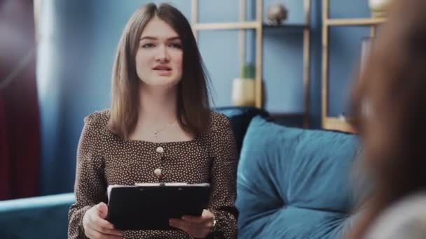 Close-up van vrouwelijke cliënt met sessie met haar psycholoog, geestelijke gezondheid - Video