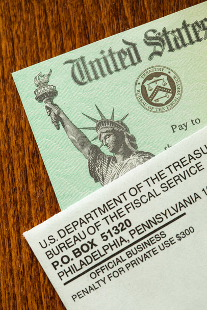 Servicio de Ingresos Internos de los Estados Unidos, IRS, Check and Corner of Envelope. - Foto, imagen