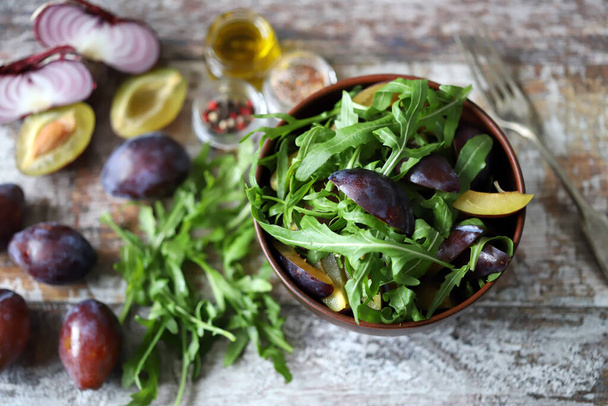 Легкий салат с рукколой и сливами. Осенний сливовый салат. Здоровое питание
. - Фото, изображение