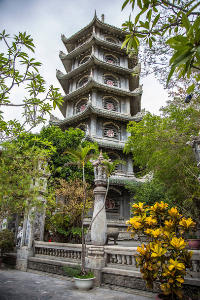 Da Nang, Vietnam - August 2017: The beautiful pagoda tower of the Marbel Mountains of Da Nang - Foto, afbeelding