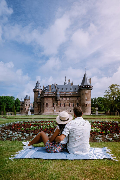 openbare tuin van Kasteel de Haar in Utrecht Nederland, mensen ontspannen in het park nabij het kasteel in Holland Utrecht - Foto, afbeelding