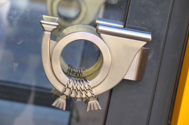 az ajtófogantyún elhelyezett oszlopkürt grafikus szimbóluma - Fotó, kép