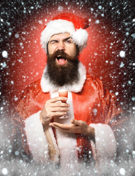 przystojny brodaty Święty Mikołaj człowiek - Zdjęcie, obraz