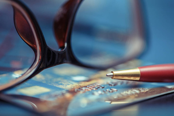 Glasses with pen on credit card - Valokuva, kuva
