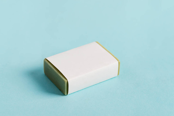 Mýdlový zábal Box Mock-up balíček s bar olivové mýdlo izolované na modrém pozadí - Fotografie, Obrázek