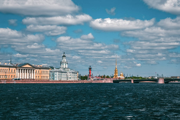 Πανοραμική θέα το καλοκαίρι της Αγίας Πετρούπολης από τον ποταμό Neva. Μια πόλη χωρίς τουρίστες - Φωτογραφία, εικόνα