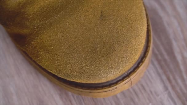 applying cleaning foam to shoes made of nubuck or suede - Filmagem, Vídeo