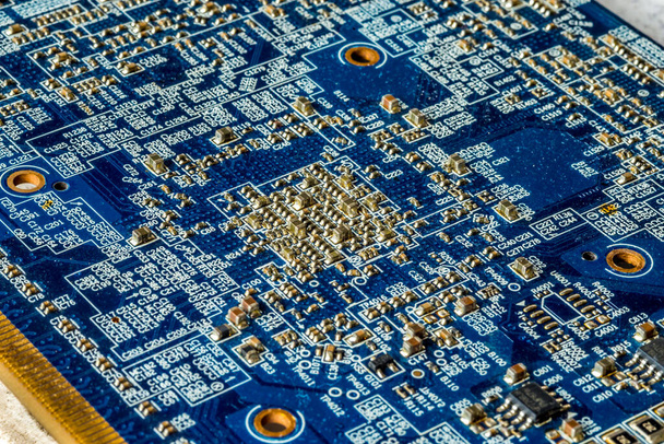 Płytka curcuit board z niebieskim nadrukiem do komponentów komputerowych z elementami elektronicznymi - Zdjęcie, obraz