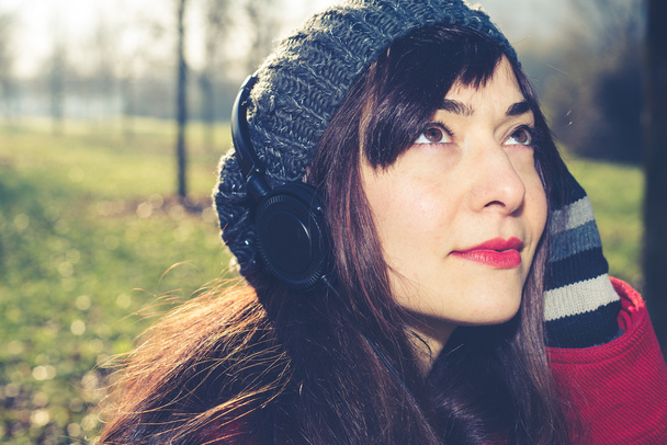 belle femme manteau rouge écouter de la musique
 - Photo, image
