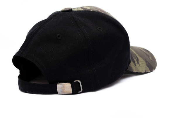 Ανδρικό δίχρωμο καπέλο σε λευκό φόντο. Το καπέλο του μπέιζμπολ είναι μαύρο στο πίσω μέρος, μπροστά και προσωπίδα του στρατιωτικού εργαστηρίου, χακί καμουφλάζ. Ανδρικό μαύρο καπέλο με καμουφλάζ σε μακροεντολή. Πλευρική άποψη, πρύμνη, κορυφή. Κλείσιμο καπακιού, κουμπί στην κορυφή, τρύπα εξαερισμού - Φωτογραφία, εικόνα
