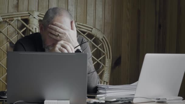 Κουρασμένος εργαζόμενος υπερφορτωμένος στον υπολογιστή - Πλάνα, βίντεο