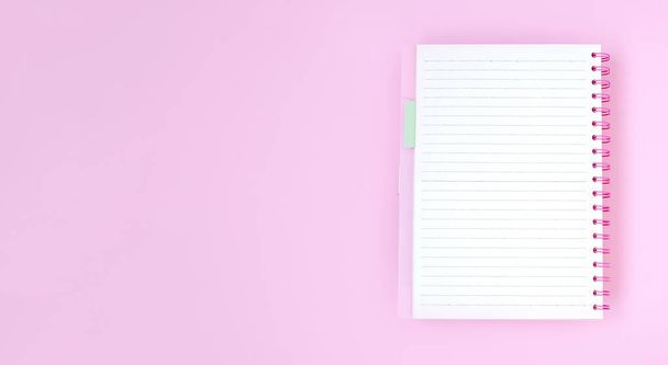 ピンクの背景に空白のページを持つオープンスクールノートブックのトップビュー。コピースペースとビジネス、オフィスや教育の概念。バナー. - 写真・画像