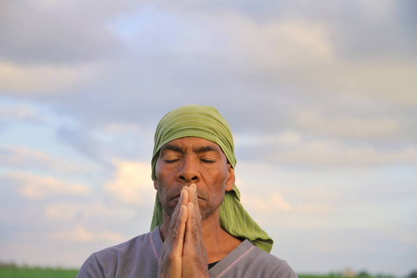 homem orando olhando para o céu com os braços estendidos homem caribenho orando foto stock
 - Foto, Imagem