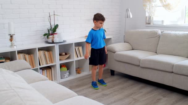 Um menino de seis anos jogando futebol em casa durante a quarentena COVID-19. stile vida no apartamento. 4k
 - Filmagem, Vídeo