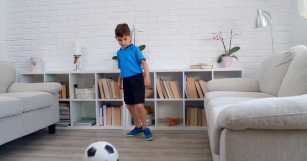 リビングルームでサッカーボールで遊んでる可愛い子 ストック動画映像