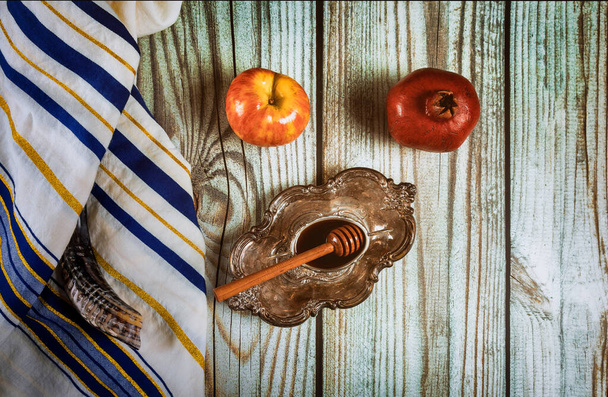 Tisch in der Synagoge sind Symbole von Rosch Haschana Apfel und Granatapfel, Shofar Talith - Foto, Bild