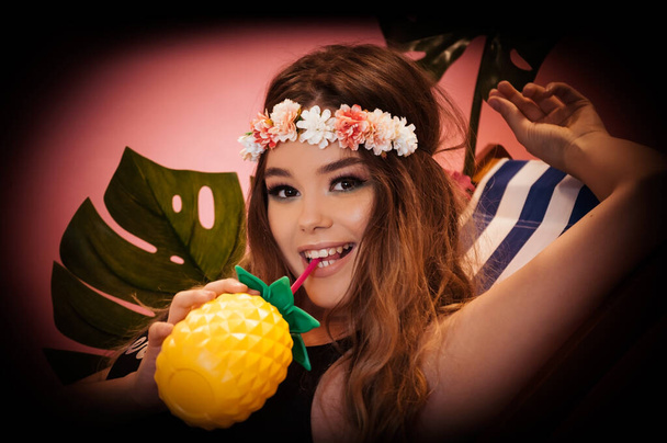 retrato de hermosa joven sonriente, concepto estacional de verano en estilo moderno de color boho retro
 - Foto, Imagen