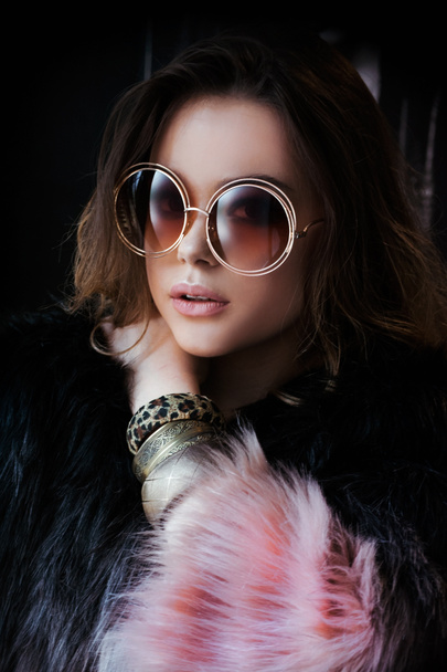 Gyönyörű modell portréja, közeli szemüveggel. Divat napszemüveg, modern divatos stílus, puha bézs színek  - Fotó, kép