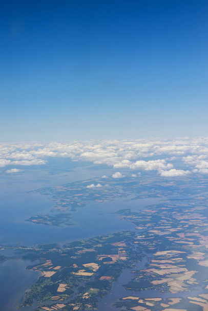 Облако сверху воздушный вид на голубое небо красивый природный ландшафт из окна самолета. - Фото, изображение