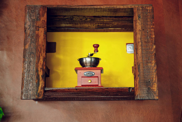 Dekoratif kahve makinesi ve duvar arkaplanı kahverengi ve sarı renklerde olan klasik iç mimari tarzı ahşap bir raf. - Fotoğraf, Görsel
