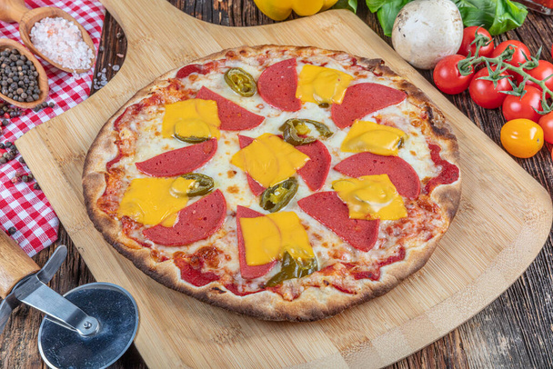 Italienische Pizza; Leckere Scheiben Pizza mit Salami und Mozzarella. - Foto, Bild