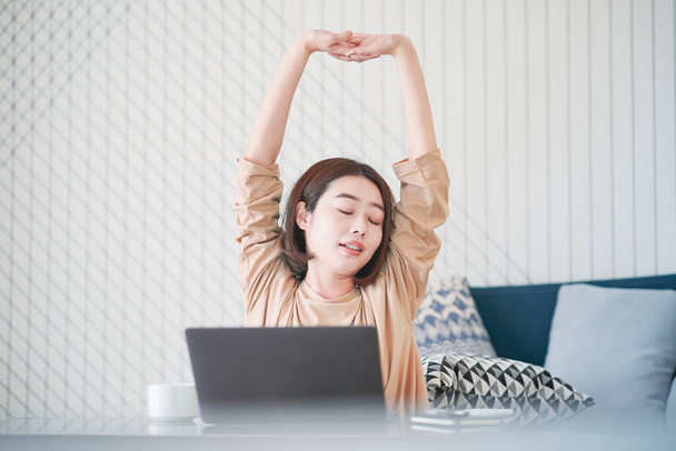 aziatische jong vrouw werken op afstand met laptop in kamer thuis - Foto, afbeelding