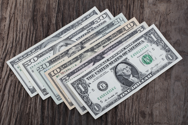 Американские доллары в сотне банкнот. Много долларов на деревянном фоне.
. - Фото, изображение