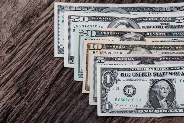 Dólares americanos en cien billetes. Lote de primer plano del dólar sobre fondo de madera
. - Foto, imagen